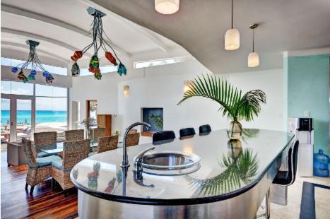 Casa De Playa- Transportation & Cooks Included! Villa *